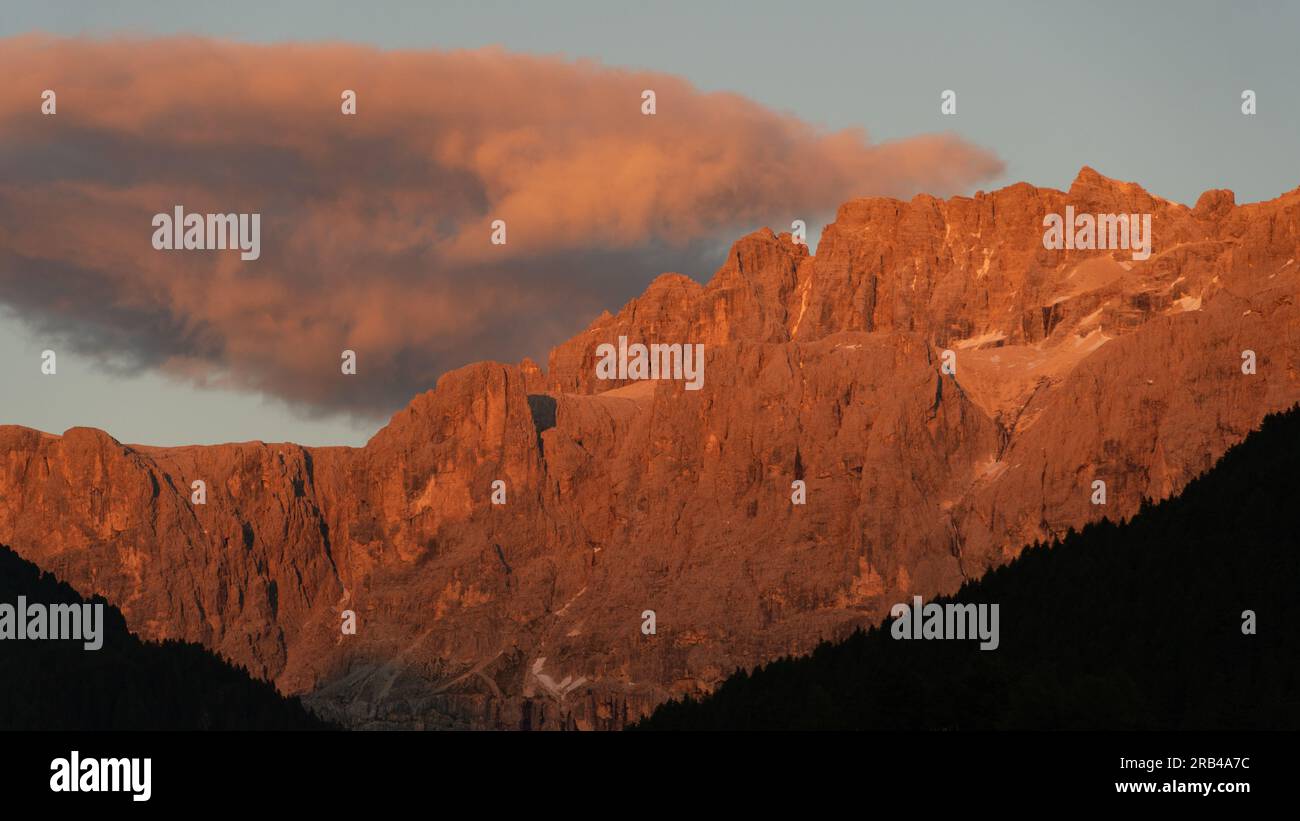 Sonnenuntergang in der Sella Range in den Dolomiten, italienischen Alpen, die die Felsen in roter Farbe beleuchten Stockfoto