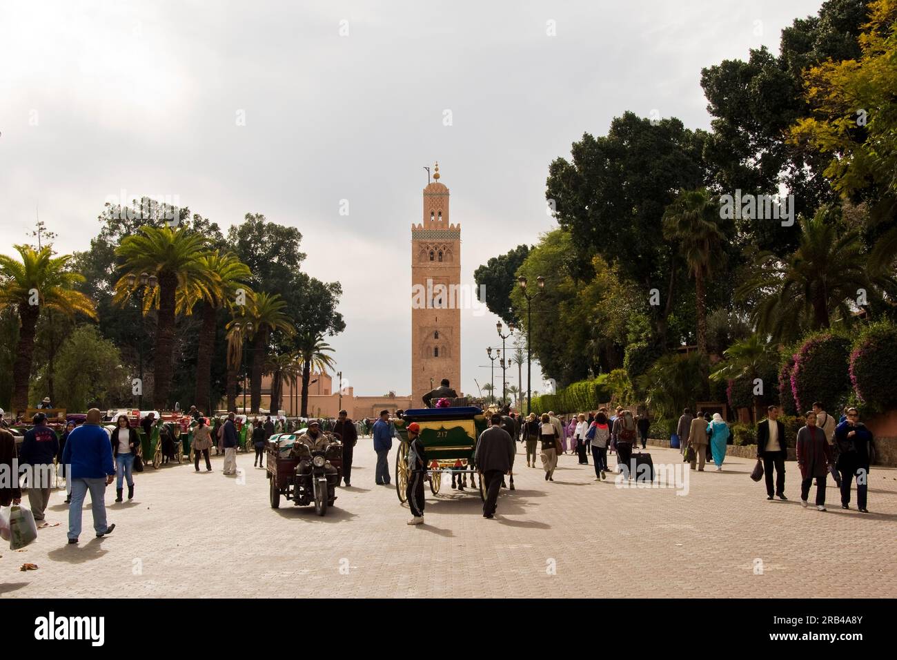 Minarett der koutoubia-Moschee, Djemaa el Fna-Platz, Marrakesch, Marokko Stockfoto