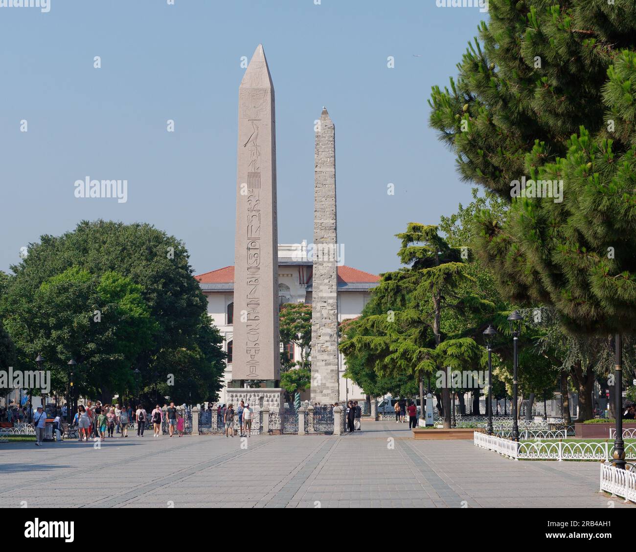 Der Obelisk von Theodosius, ein altägyptischer Obelisk auf dem Sultanahmet-Platz, an einem Sommermorgen in Istanbul, Türkei Stockfoto