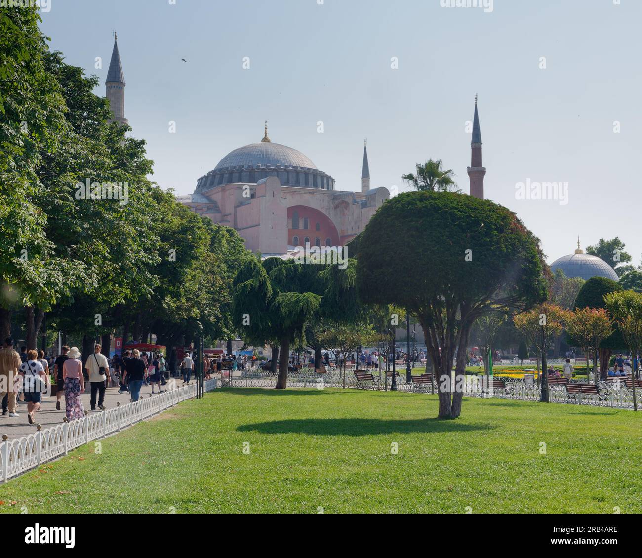 Gärten im Sultanahmet-Viertel mit Hagia Sophia-Moschee dahinter, Istanbul, Türkei Stockfoto