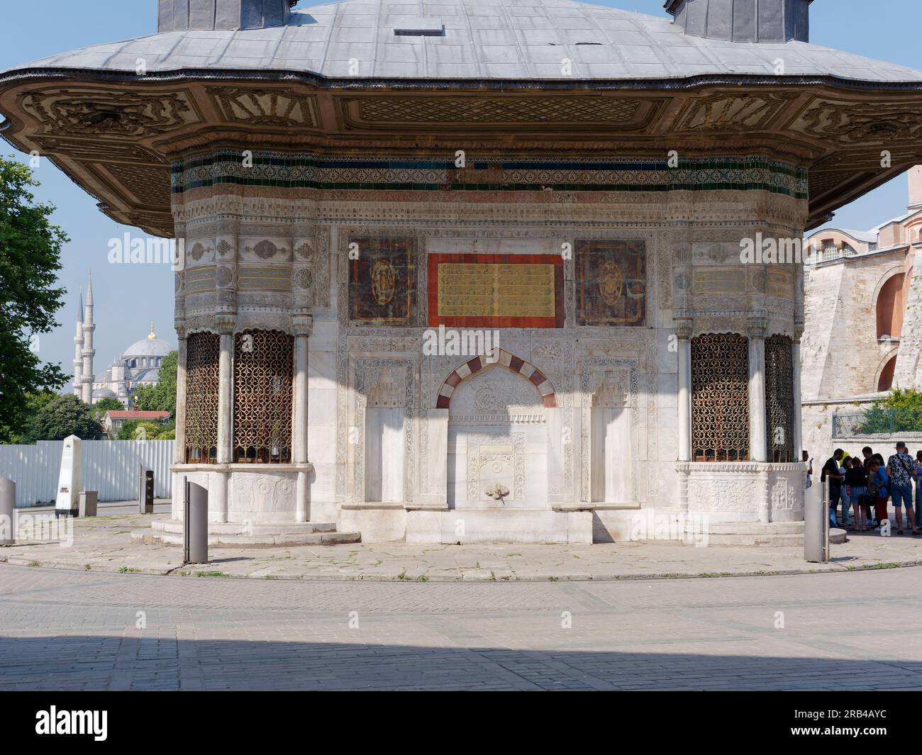 Sultan Ahmed III. Brunnen, Istanbul, Türkei. Die Sultan-Ahmed-Moschee, auch bekannt als Blaue Moschee, ist in der Ferne Stockfoto