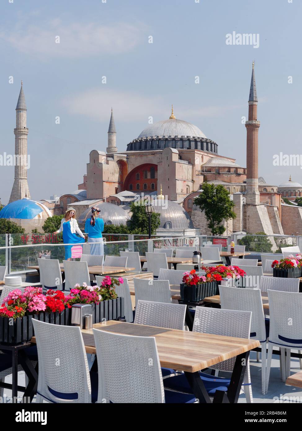 Zwei Touristen genießen den Blick von der Terrasse des Seven Hills Restaurants auf die Hagia Sophia Moschee, Sultanahmet, Istanbul, Türkei Stockfoto