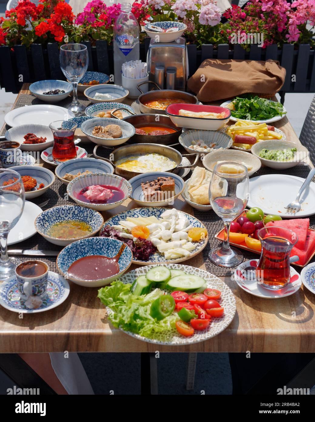 Platte mit Speisen zum Frühstück oder Brunch einschließlich türkischem Tee im Seven Hills Restaurant, Istanbul, Türkei Stockfoto