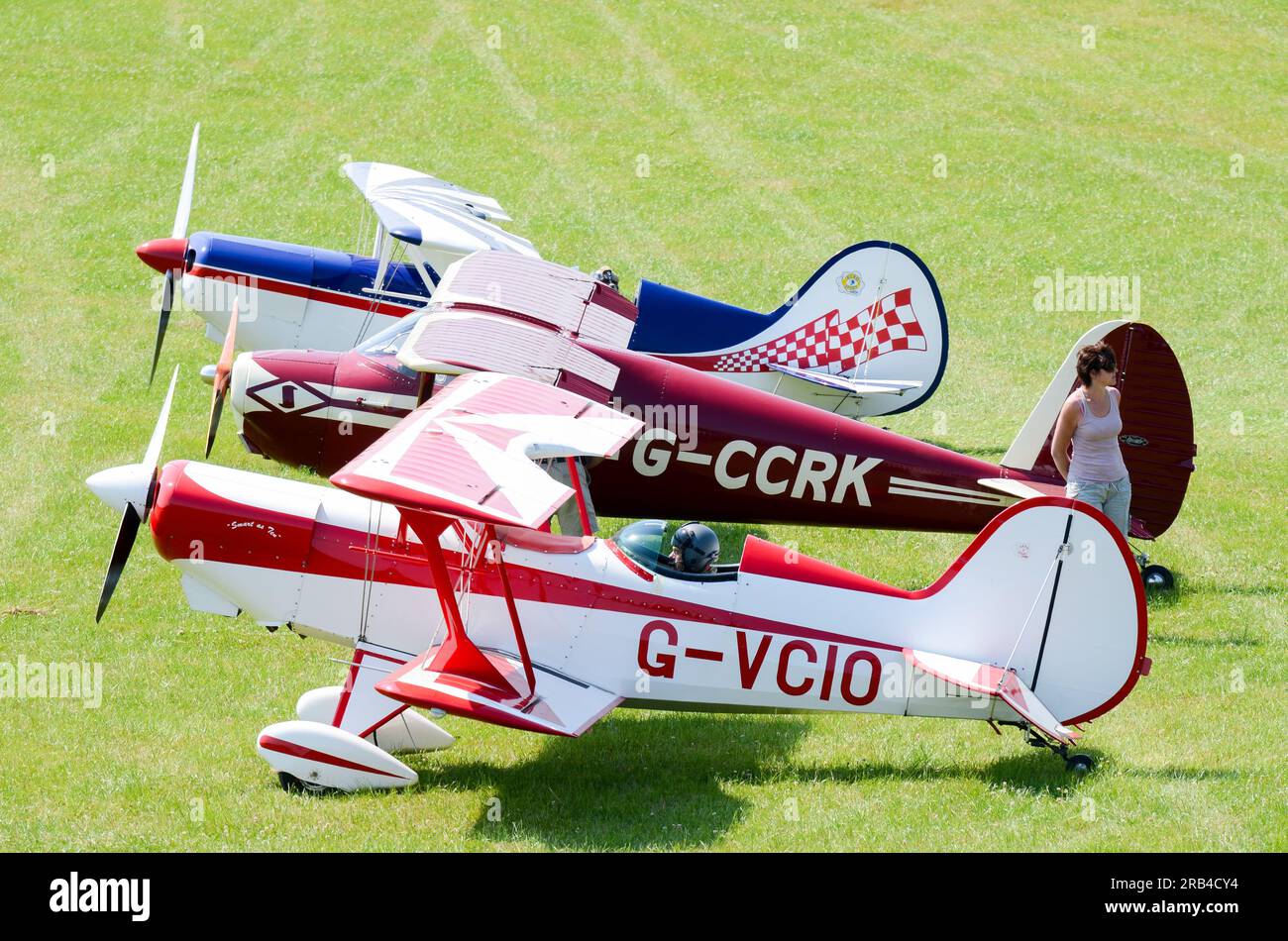 Flugzeuge, die auf Flügeln und Rädern ausgestellt werden, fliegen auf dem Land in der Heveningham Hall. Ländliches Land in Suffolk. Acro Sport II, Luscombe 8 Stockfoto