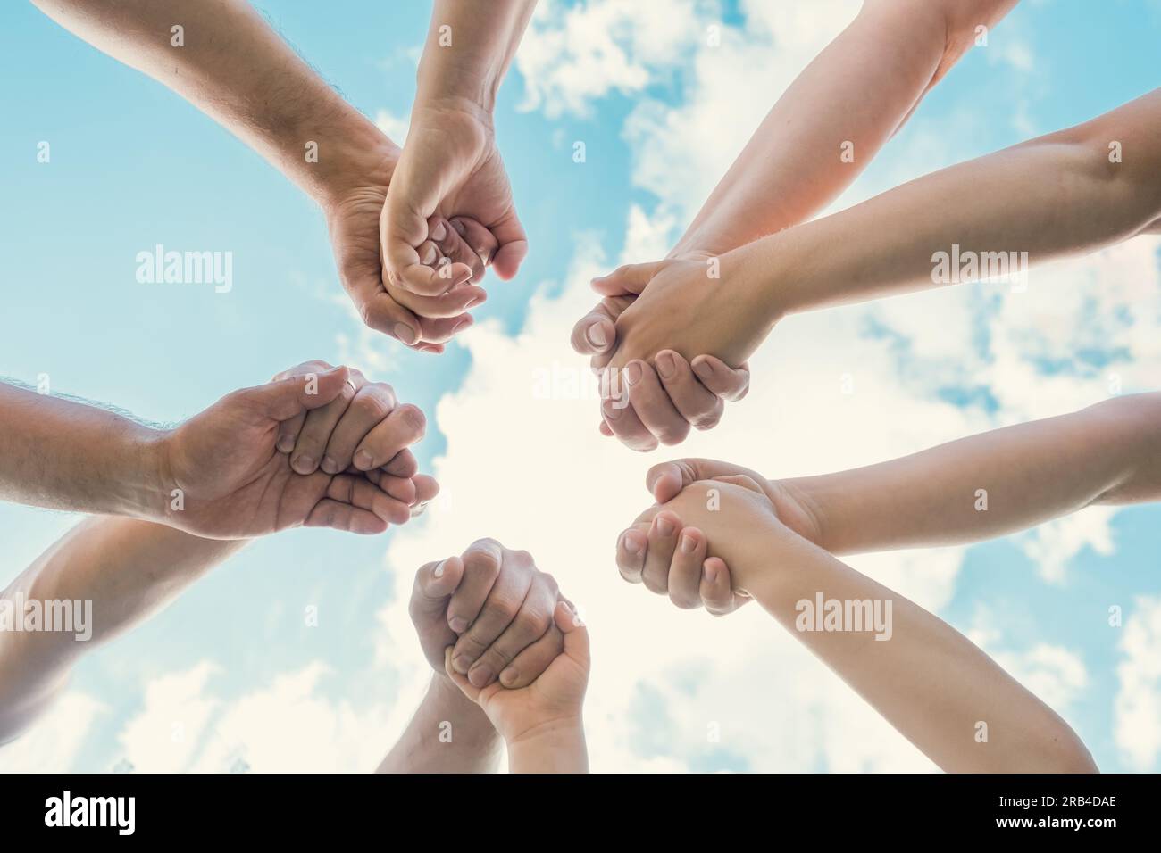 Wir haben uns als Team zusammengetan. Geschäftliche Teamarbeit. Nahaufnahme der Gruppe von Freunden, die sich treffen, Hand an Hand. Diversität Menschen. Freiwilligengemeinde der Partnerschaft. D Stockfoto