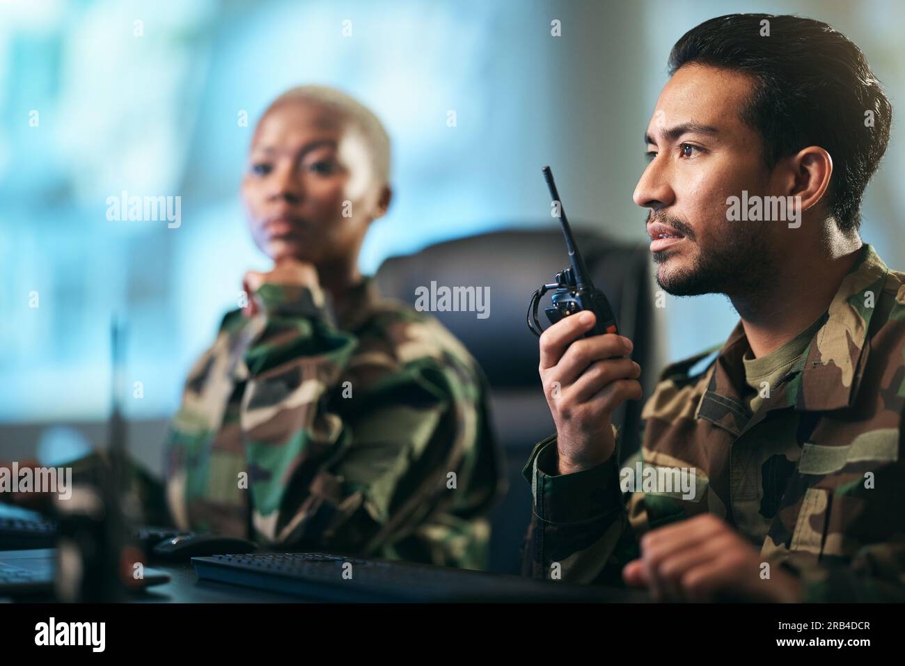 Walkie-Talkie, Armee- und Militärteam auf dem Revier mit Computer, der Wegbeschreibungen gibt. Technologie, Zusammenarbeit und Soldaten im Kontrollraum oder Stockfoto