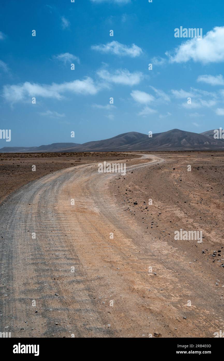 Eine vulkanische Wüstenstraße an einem heißen Sommertag in Fuerteventura auf den Kanarischen Inseln. Stockfoto
