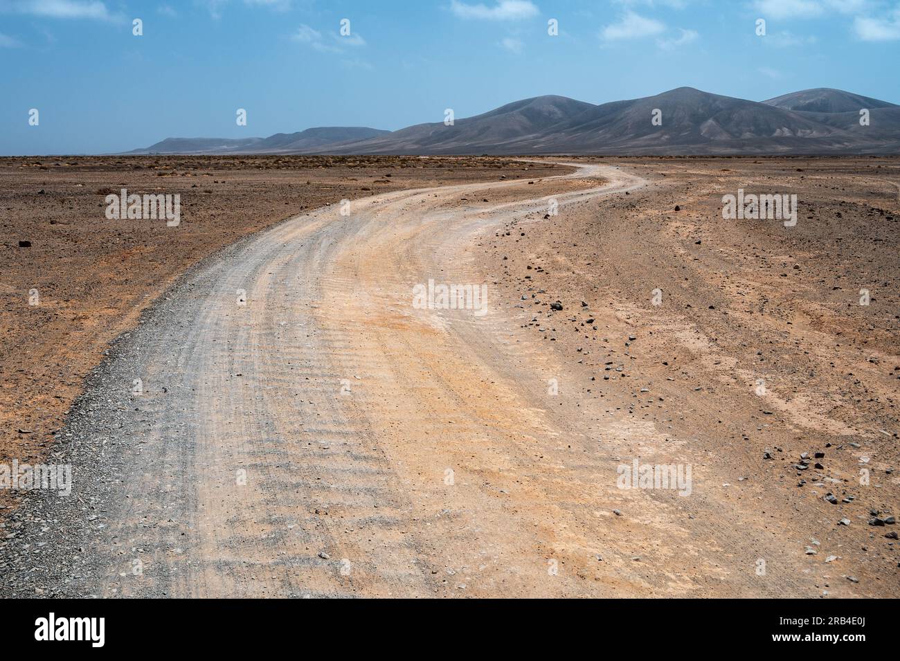 Eine vulkanische Wüstenstraße an einem heißen Sommertag in Fuerteventura auf den Kanarischen Inseln. Stockfoto
