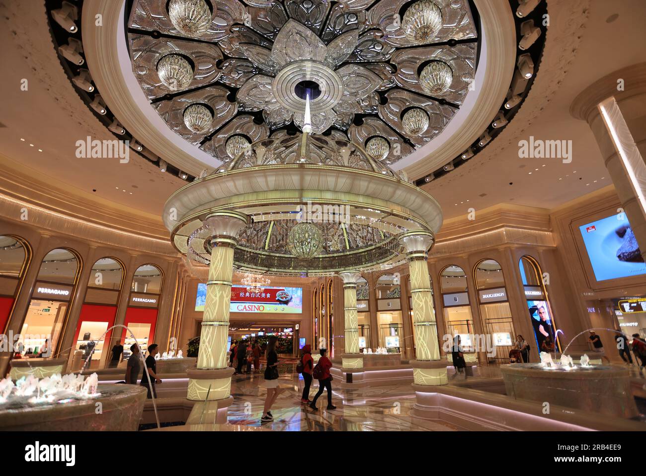 Macau, China Juli 2 2023: Galaxy Macau Lobby im Cotai Strip, einem der berühmten Kasinos und Hotels. Stockfoto
