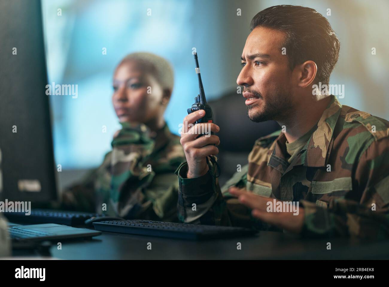 Walkie-Talkie, Kommunikations- und Militärteam auf dem Revier mit Computer, der Wegbeschreibungen gibt. Technologie, Zusammenarbeit und Soldaten im Armeeraum oder Stockfoto