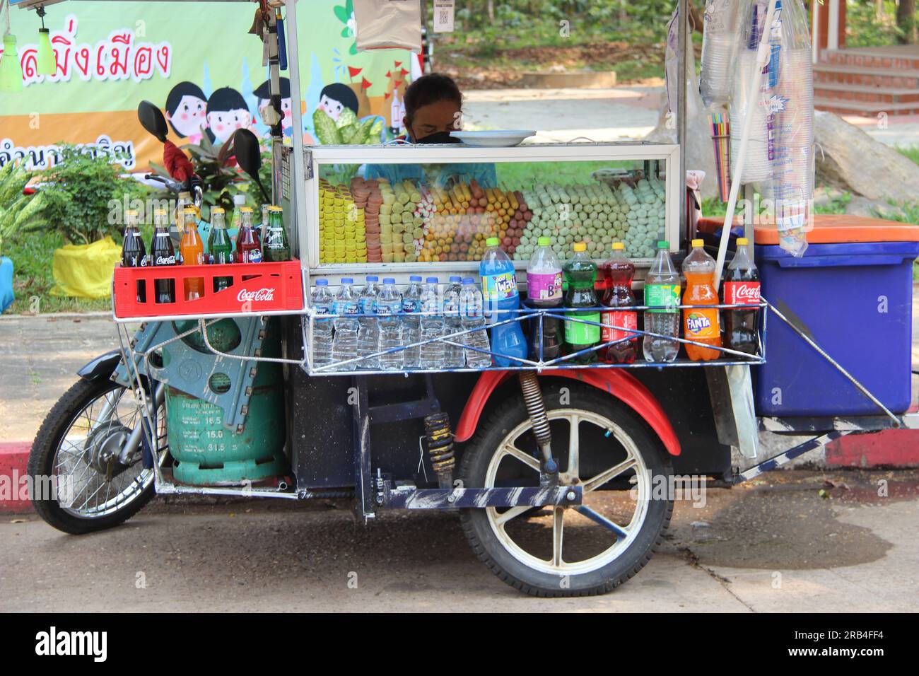 Mobiler thailändischer Straßenverkäufer mit Wurst Stockfoto