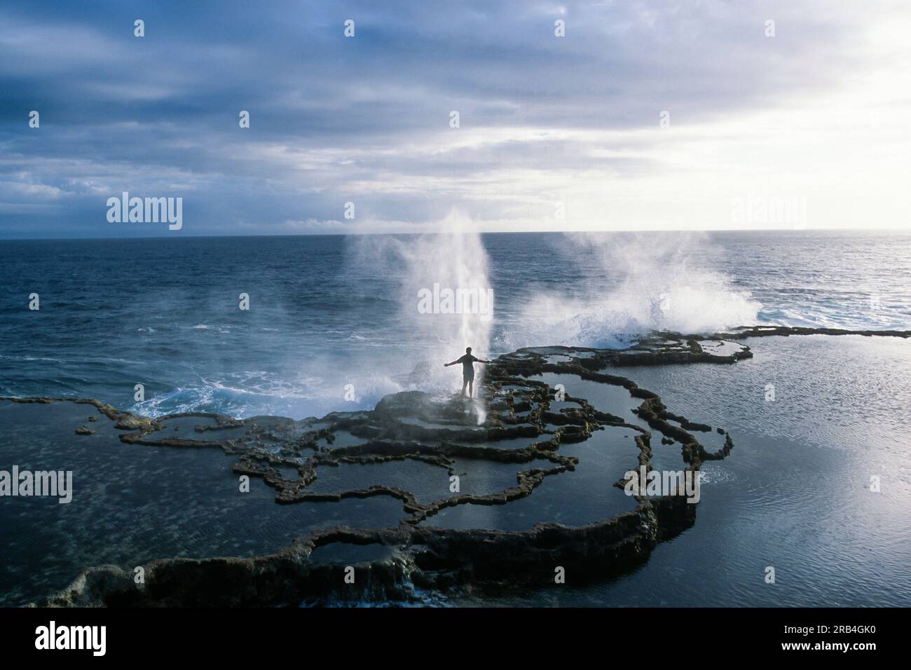 Ein Mann, der in Mapu a Vaea, Houma, Tongatapu, Tonga, Polynesien steht Stockfoto