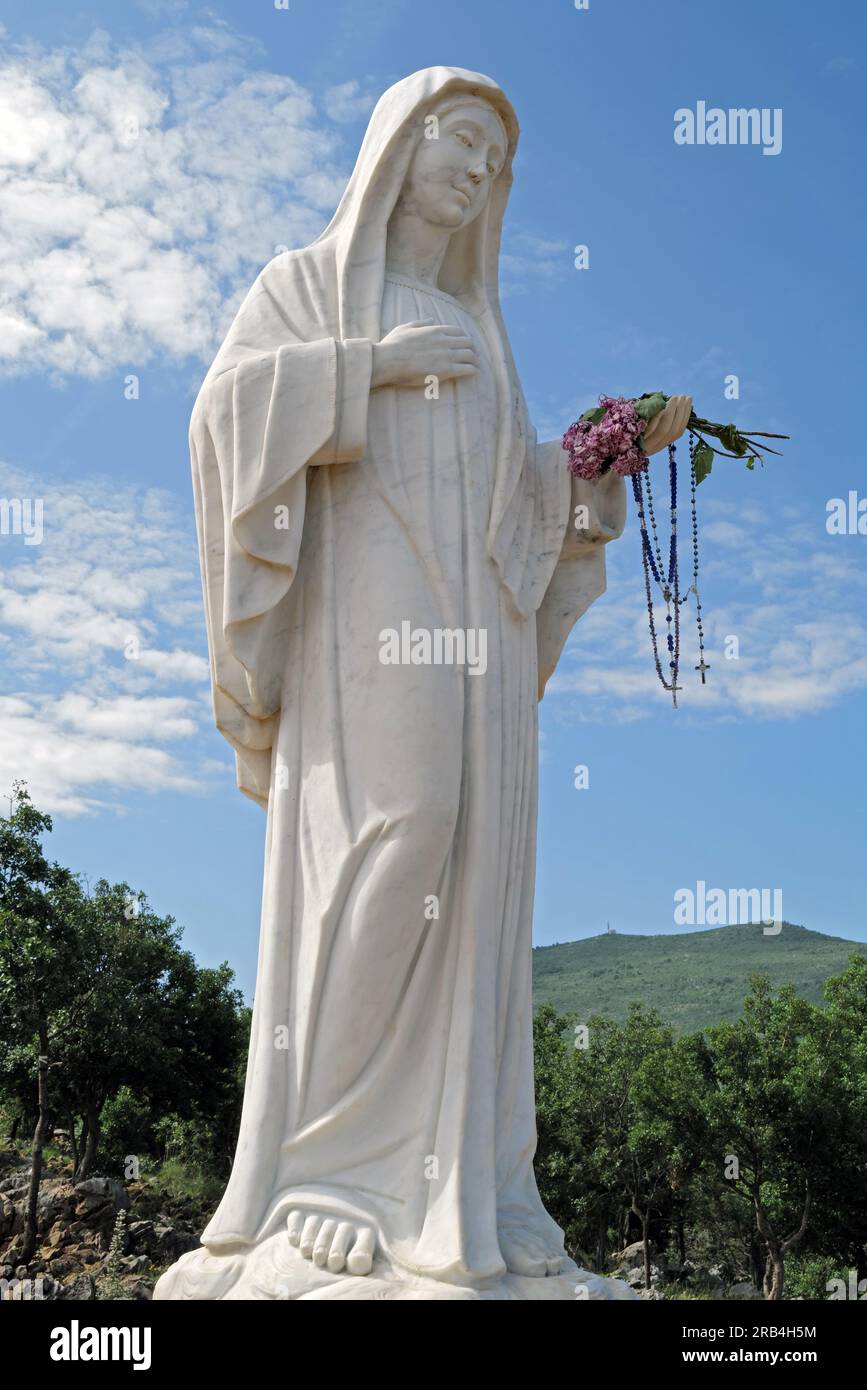 Die Statue der Heiligen Jungfrau, verehrt mit dem Titel Königin des Friedens Stockfoto