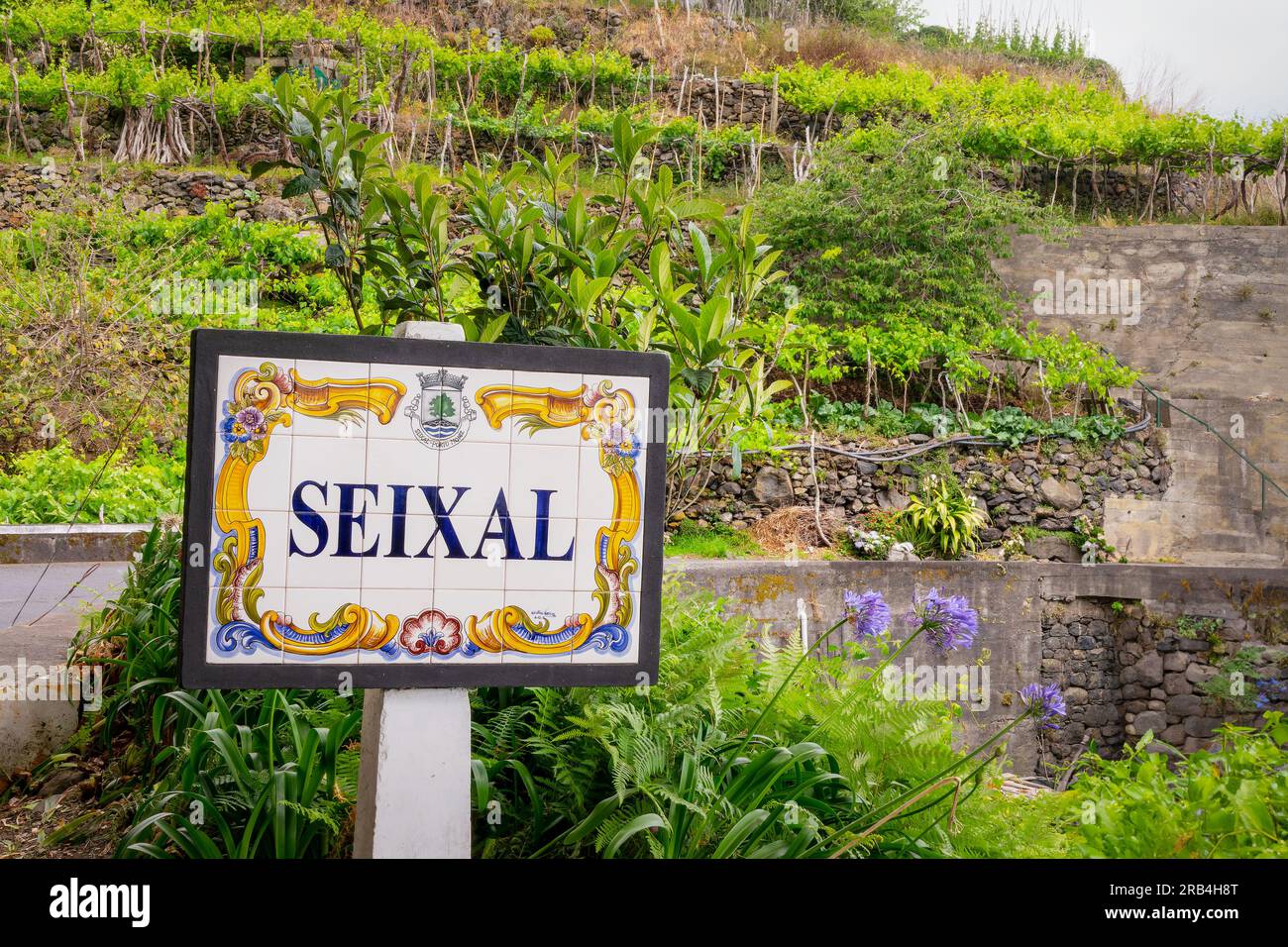Dorf Seixal, Straßenschild aus Asulejos-Keramikfliesen auf der Insel Madeira, Portugal Stockfoto