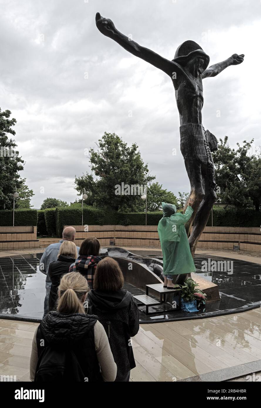 Pilger in der Schlange vor der großen Statue des Ersten Christus Stockfoto