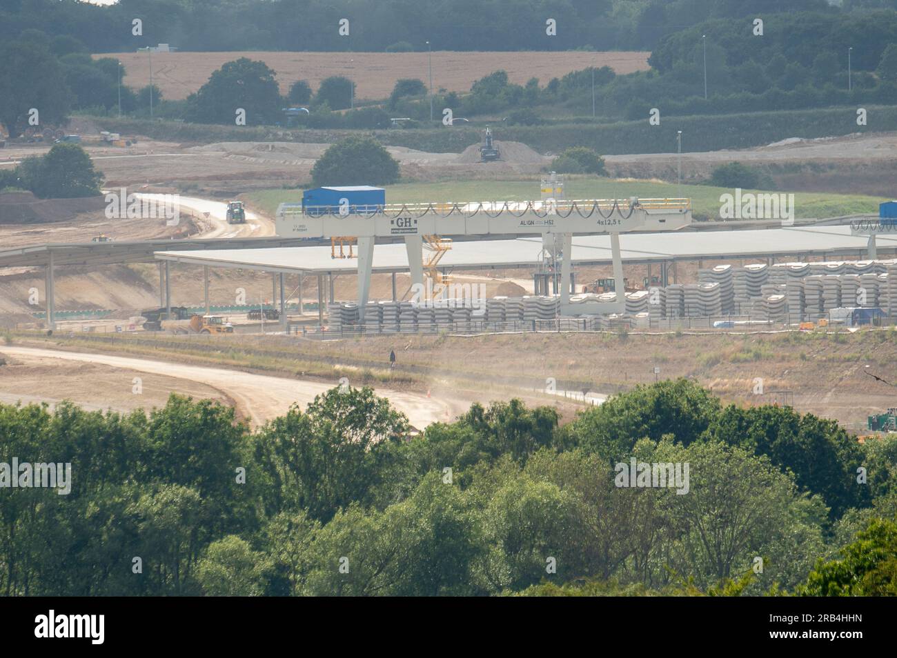 West Hyde, Hertfordshire, Großbritannien. 7. Juli 2023. Betonsegmente für die HS2 Tunnel am South Portal HS2 High Speed Rail Site in West Hyde in Hertfordshire. Der Standort umfasst eine Viaduct Precast Factory, wo HS2 die Viadukte für die Eisenbahn vor Ort herstellen. Die ehemaligen Felder sind jetzt nicht mehr zu erkennen und der Ort erstreckt sich über ein großes Gebiet. Das Gebäude des HS2. Bahnhofs in Euston wurde von der Regierung auf Eis gelegt. Viele Menschen glauben, dass das HS2-Projekt vollständig eingestellt werden sollte und stattdessen das Geld für die NHS- und die Lebenshaltungskostenkrise ausgegeben werden sollte. Kredit: Maureen McLean/Alamy Live News Stockfoto