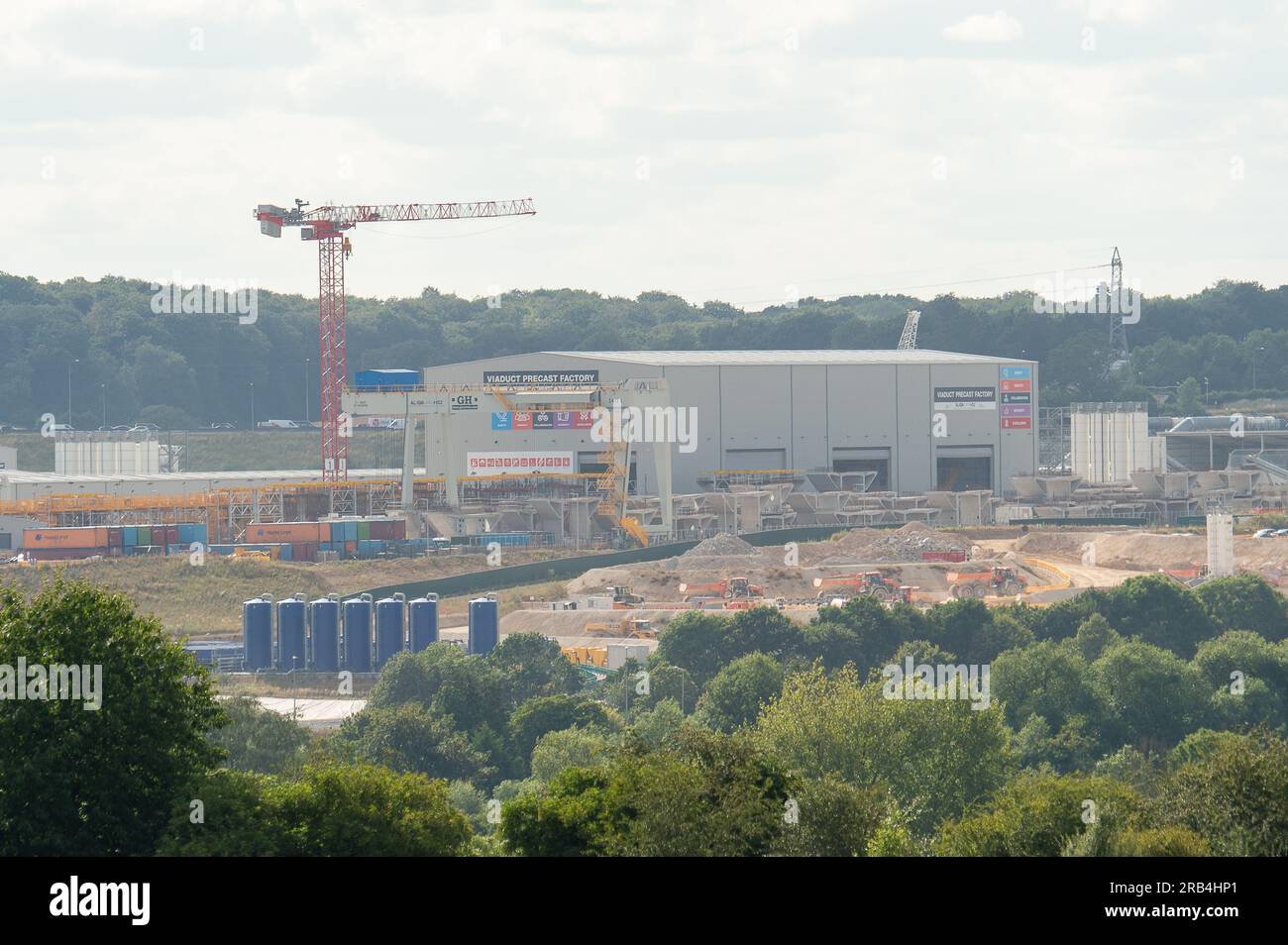 West Hyde, Hertfordshire, Großbritannien. 7. Juli 2023. HS2 South Portal High Speed Rail Site in West Hyde in Hertfordshire. Der Standort umfasst eine Viaduct Precast Factory, wo HS2 die Viadukte für die Eisenbahn vor Ort herstellen. Die ehemaligen Felder sind jetzt nicht mehr zu erkennen und der Ort erstreckt sich über ein großes Gebiet. Das Gebäude des HS2. Bahnhofs in Euston wurde von der Regierung auf Eis gelegt. Viele Menschen glauben, dass das HS2-Projekt vollständig eingestellt werden sollte und stattdessen das Geld für die NHS- und die Lebenshaltungskostenkrise ausgegeben werden sollte. Kredit: Maureen McLean/Alamy Live News Stockfoto