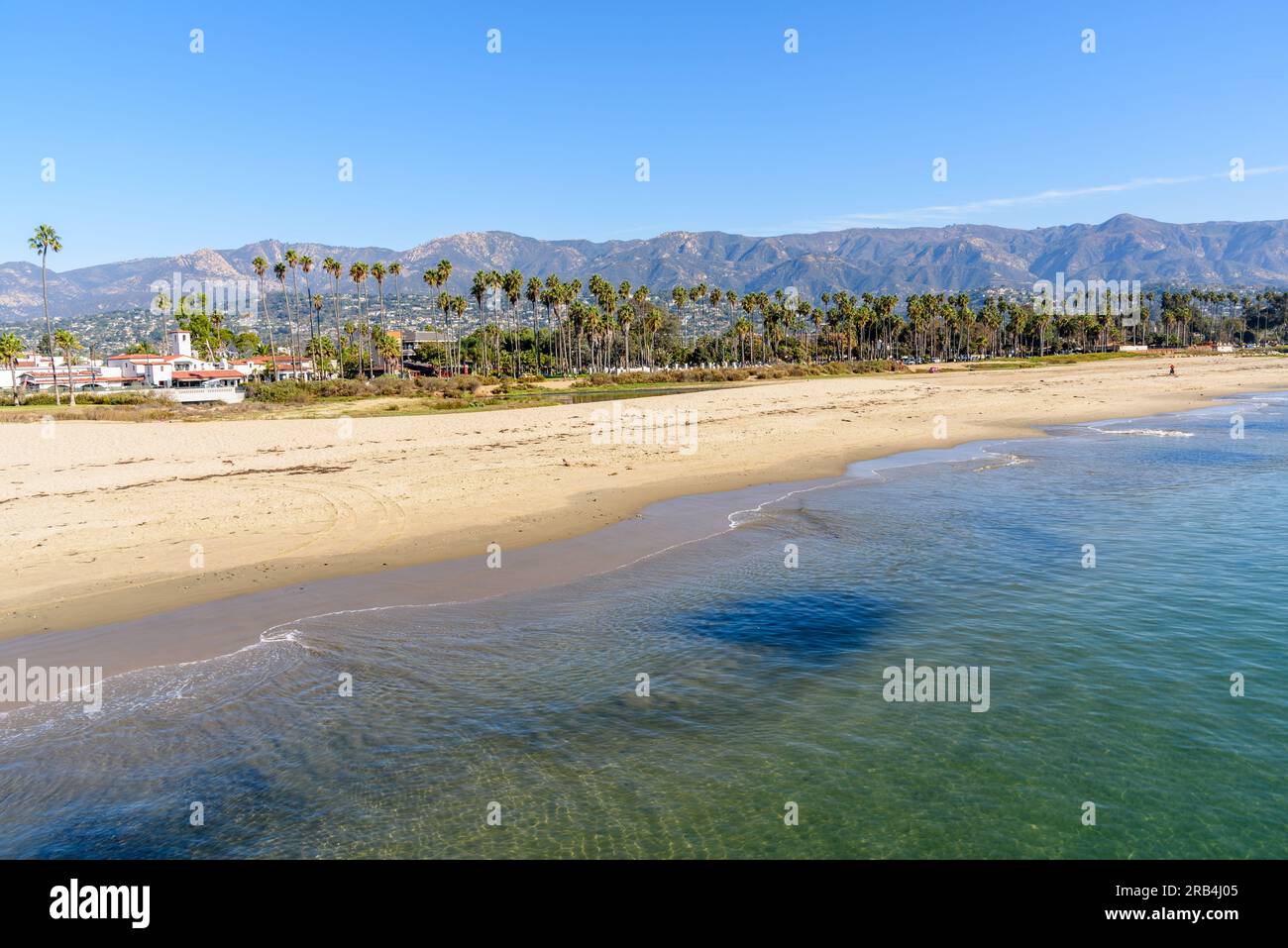 Blick auf die goldene Küste von Santa Barbara, gesäumt von Palmen und die Berge im Hintergrund Stockfoto