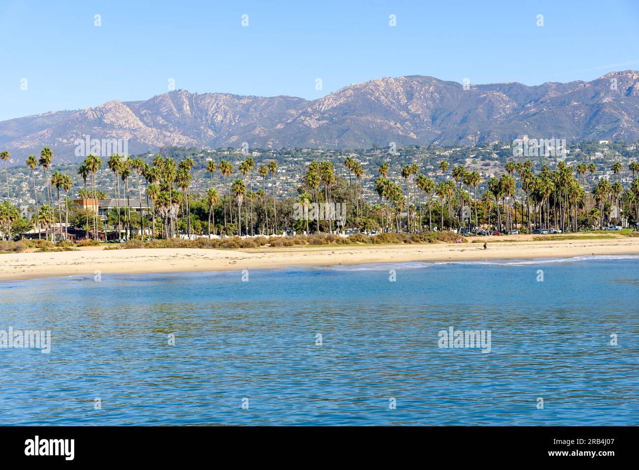 Blick auf den Strand von Santa Barbara vom Pier an einem sonnigen Herbstmorgen Stockfoto