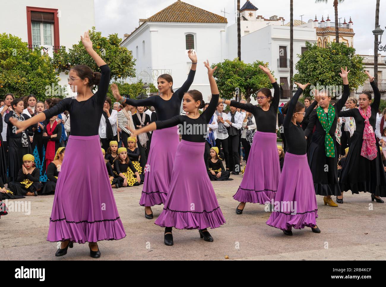 Flamenco-Flashmob-Vorstellung auf dem Platz Plaza de Espana in Lebrija, aufgeführt von Schulkindern am Welt-Flamenco-Tag Stockfoto