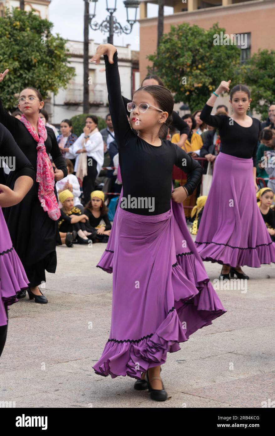 Flamenco-Flashmob-Vorstellung auf dem Platz Plaza de Espana in Lebrija, aufgeführt von Schulkindern am Welt-Flamenco-Tag Stockfoto