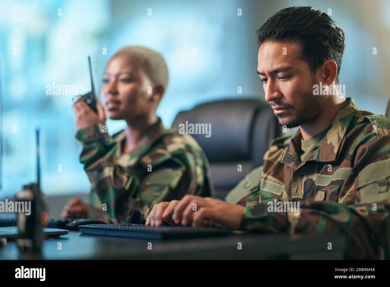 Walkie-Talkie, Arbeits- und Armeeteam auf der Station mit Computer, der Wegbeschreibungen gibt. Technologie, Zusammenarbeit und Soldaten im Militärraum oder Stockfoto
