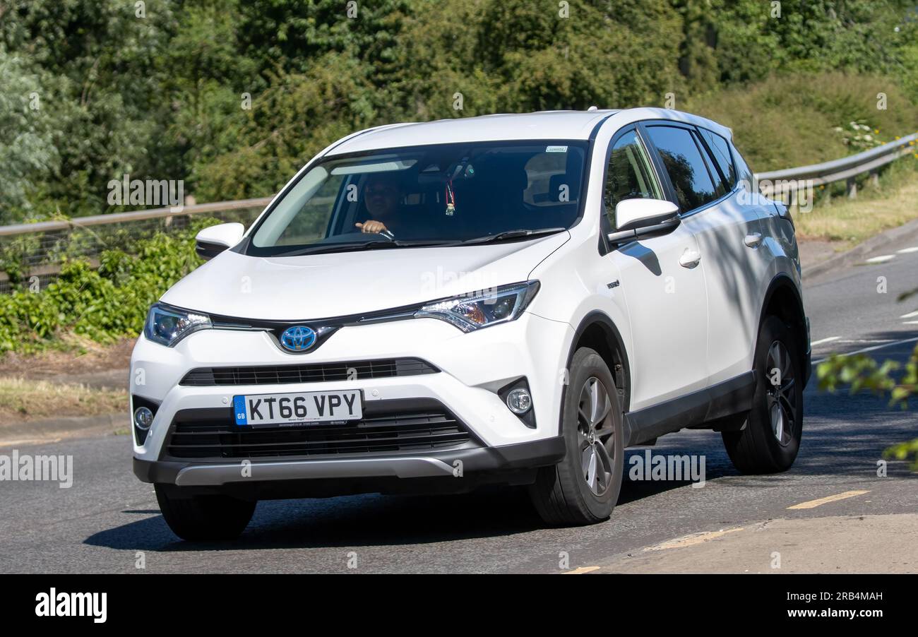 Milton Keynes, Großbritannien - Juli 7. 2023: 2017 weißes Hybrid-Elektroauto TOYOTA RAV4, das auf einer britischen Straße unterwegs ist Stockfoto