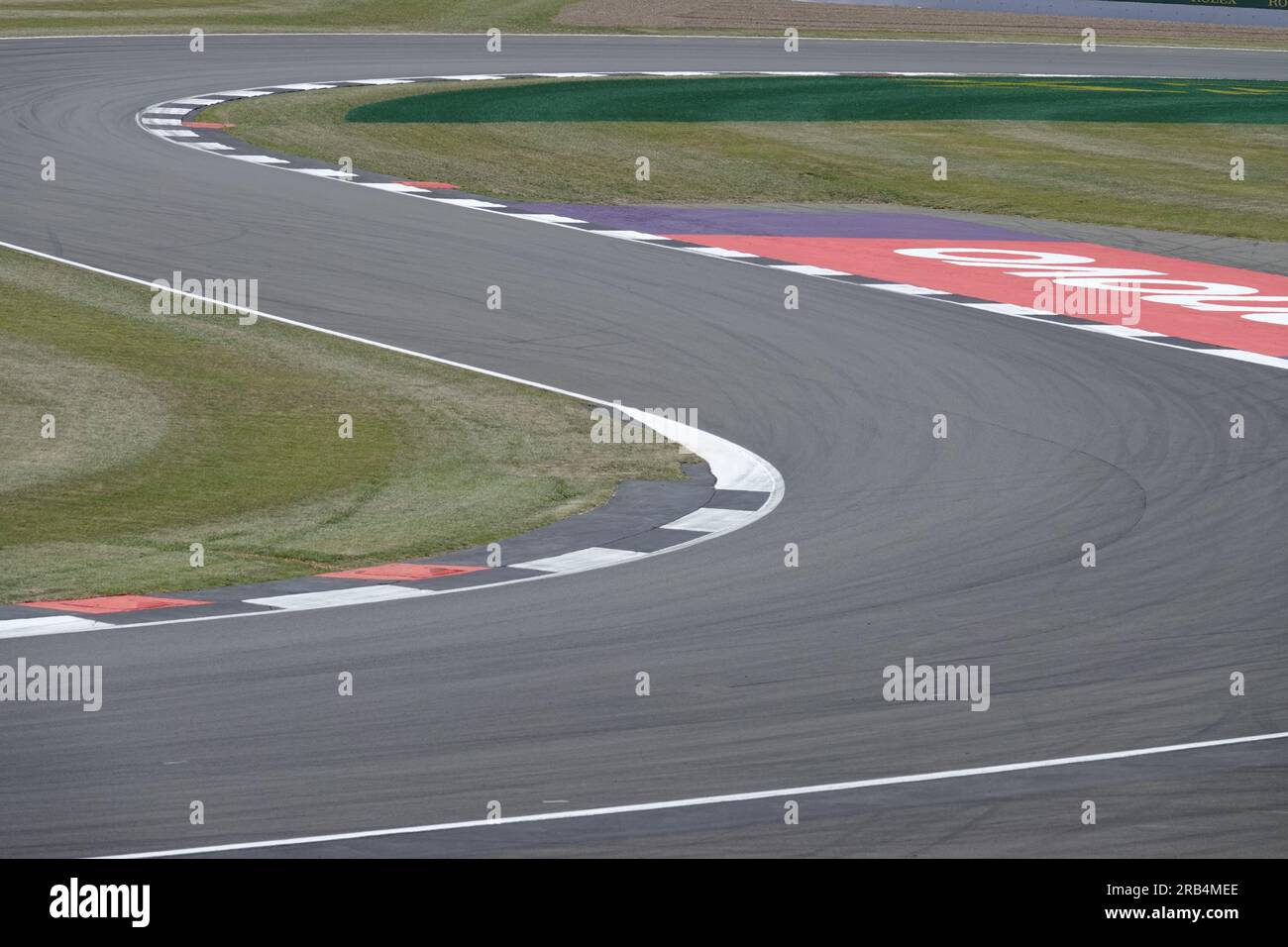 Towcester, Northants, Großbritannien. 7. Juli 2023. Brooklands Corner in Silverstone während der FridaysÕ-Übung für den Aramco British Grand Prix Credit F1: Motofoto/Alamy Live News Stockfoto