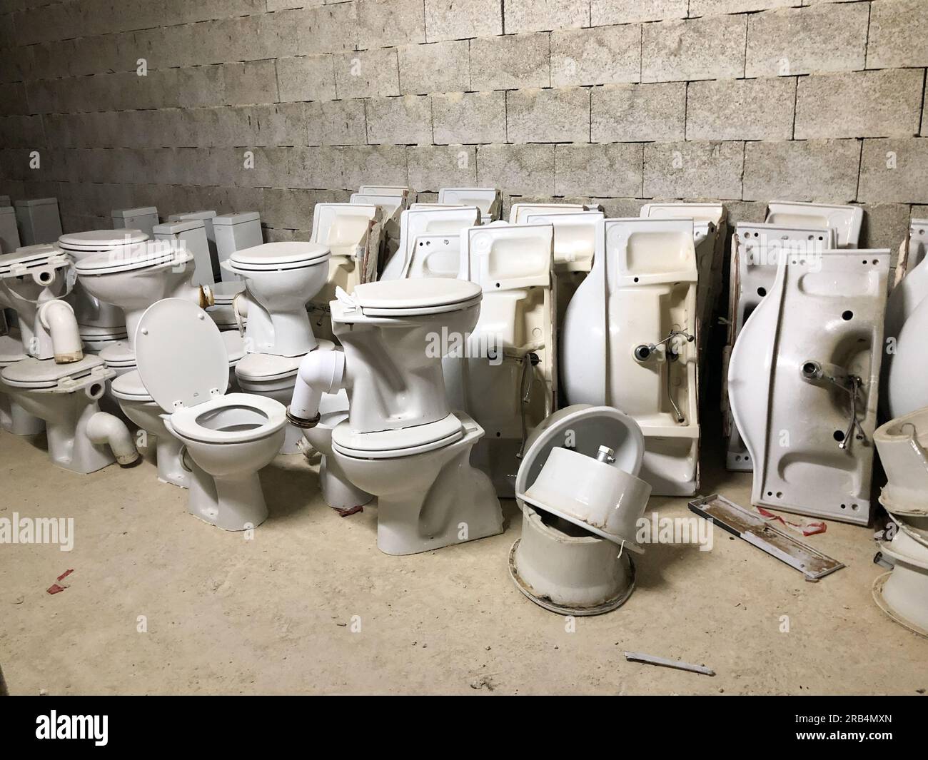 Malta, Toiletten und Waschbecken, Waschbecken zur Entsorgung. Stockfoto