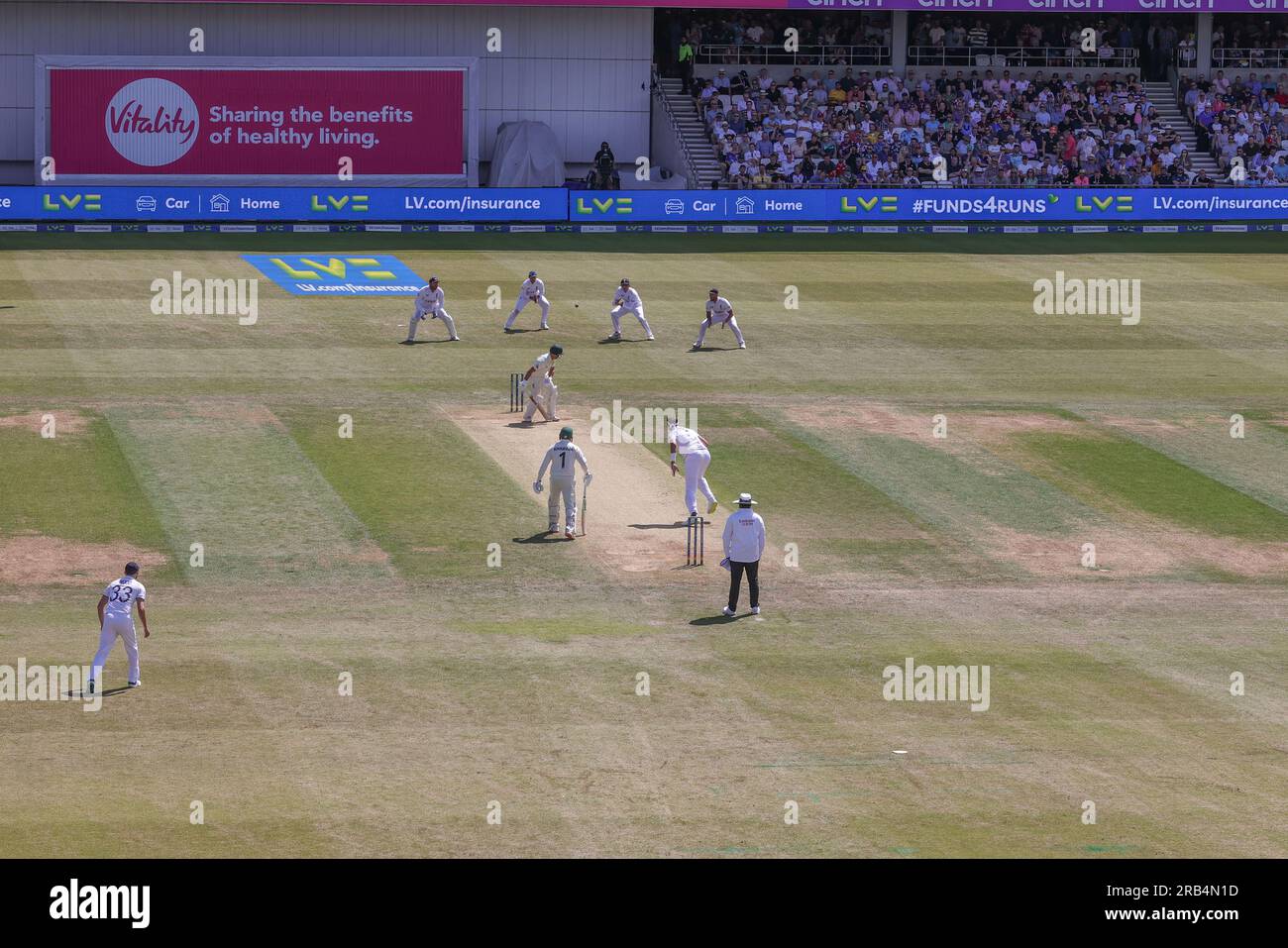 David Warner aus Australien schlägt den Ball während des LV= Insurance Ashes Third Test Series Day 2 England gegen Australien im Headingley Stadium, Leeds, Großbritannien, 7. Juli 2023 in die Hände von Zak Crawley aus England (Foto von Mark Cosgrove/News Images) Stockfoto