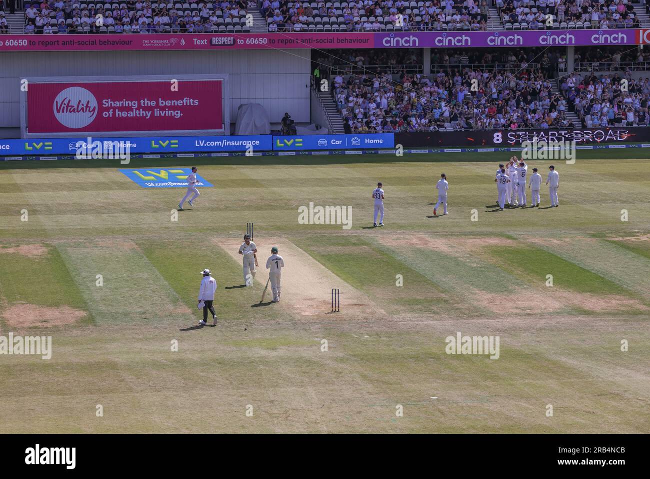 Leeds, Großbritannien. 07. Juli 2023. ZAK Crawley of England feiert mit Teamkollegen, nachdem David Warner von Australien am 7./7. 7. Juli 2023 2023 (Foto von Mark Cosgrove/News Images) in Leeds, Großbritannien, am LV= Insurance Ashes Third Test Series Day 2 England gegen Australia im Headingley Stadium, Leeds, Vereinigtes Königreich, erwischt wurde. (Foto: Mark Cosgrove/News Images/Sipa USA) Guthaben: SIPA USA/Alamy Live News Stockfoto