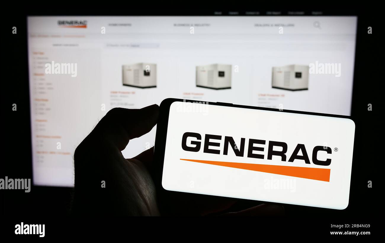 Person, die ein Mobiltelefon mit dem Logo der US-amerikanischen Firma Generac Holdings Inc. Auf dem Bildschirm vor der Unternehmenswebseite hält. Konzentrieren Sie sich auf das Display des Telefons. Stockfoto