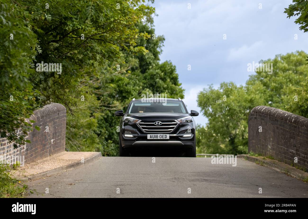Milton Keynes, Großbritannien - Juli 6. 2023: 2018 HYUNDAI TUCSON Auto auf einer schmalen, Buckelbrücke Stockfoto