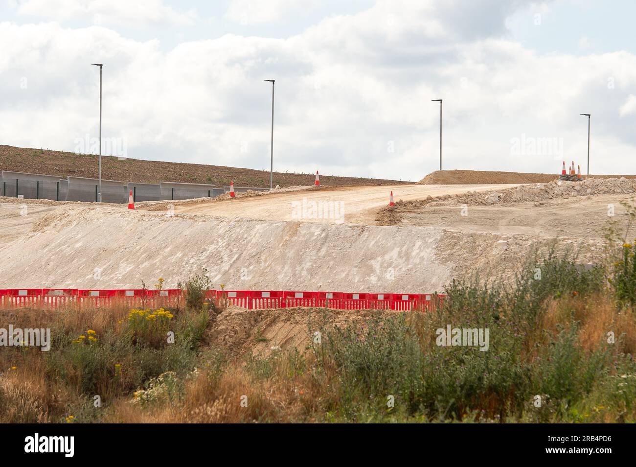 Denham, Buckinghamshire, Großbritannien. 6. Juli 2023. Bau des HS2 High Speed Rail Colne Valley Viaduct in Denham in Buckinghamshire. Das Viadukt erstreckt sich über mehr als 3 km über eine Reihe von Seen und Wasserstraßen zwischen Hillingdon und der M25. Es wird die längste Eisenbahnbrücke in Großbritannien sein. Das Projekt HS2 liegt nach wie vor weit über dem Budget und dem Zeitplan. Das Gebäude der Euston Station HS2 wurde von der Regierung für zwei Jahre auf Eis gelegt. Viele Leute sind der Meinung, dass das umweltschädliche Projekt gestrichen und stattdessen das Geld für den NHS verwendet werden sollte. Kredit: Maureen McLea Stockfoto