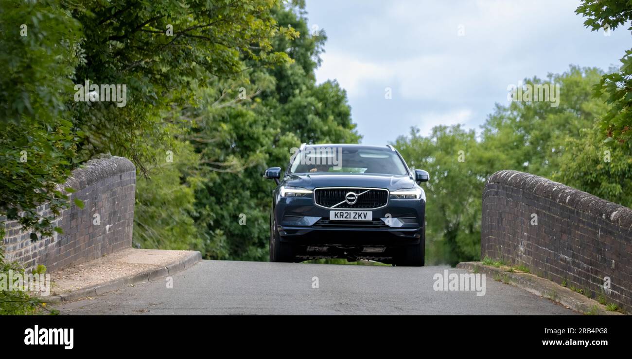 Milton Keynes, Großbritannien - Juli 6. 2023: 2021 VOLVO XC60 MOMENTUM B5 MHEV AUTO Hybrid Electric Car auf einer schmalen, Buckelbrücke Stockfoto