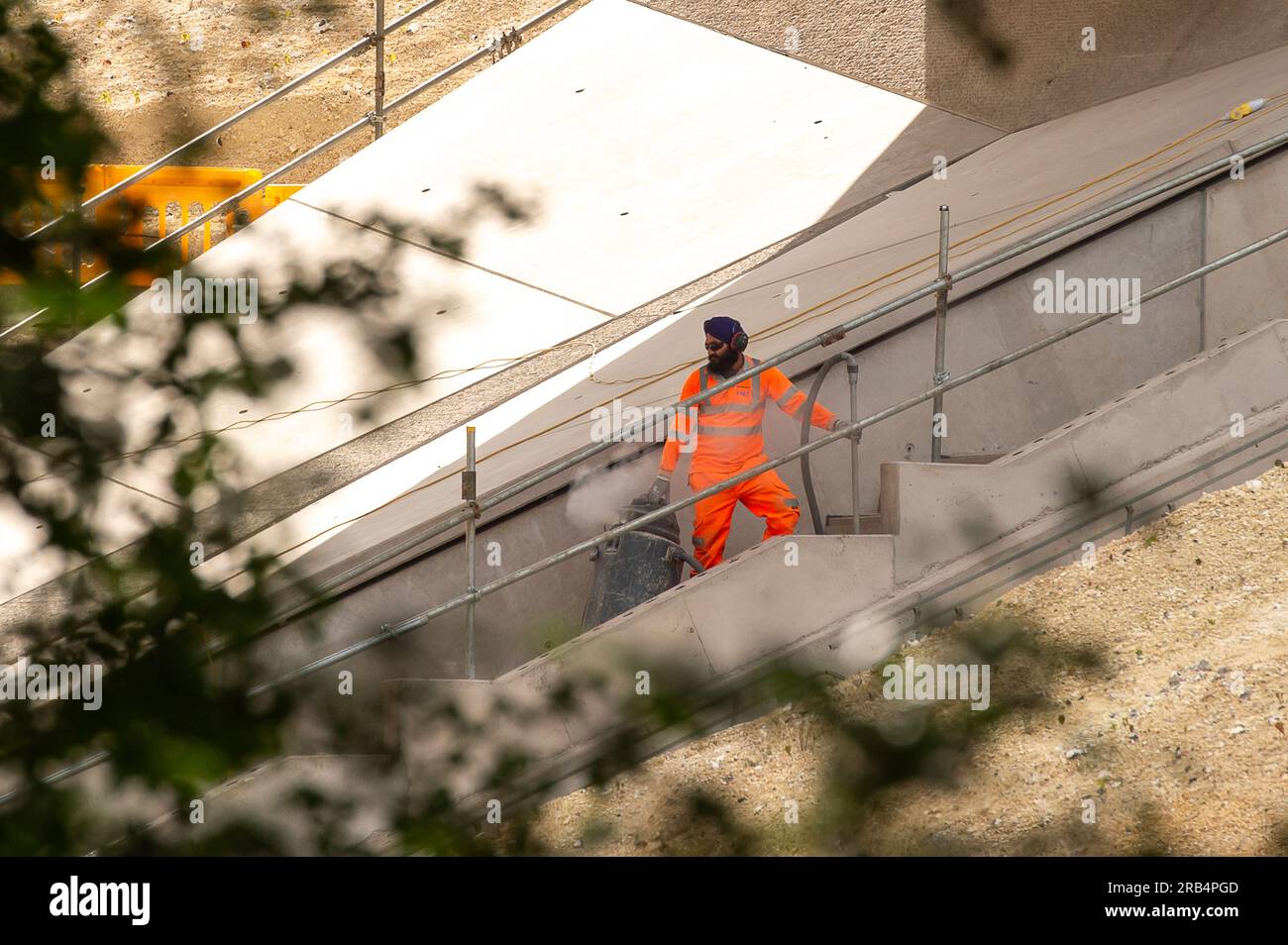 Denham, Buckinghamshire, Großbritannien. 6. Juli 2023. Bau des HS2 High Speed Rail Colne Valley Viaduct in Denham in Buckinghamshire. Das Viadukt erstreckt sich über mehr als 3 km über eine Reihe von Seen und Wasserstraßen zwischen Hillingdon und der M25. Es wird die längste Eisenbahnbrücke in Großbritannien sein. Das Projekt HS2 liegt nach wie vor weit über dem Budget und dem Zeitplan. Das Gebäude der Euston Station HS2 wurde von der Regierung für zwei Jahre auf Eis gelegt. Viele Leute sind der Meinung, dass das umweltschädliche Projekt gestrichen und stattdessen das Geld für den NHS verwendet werden sollte. Kredit: Maureen McLea Stockfoto