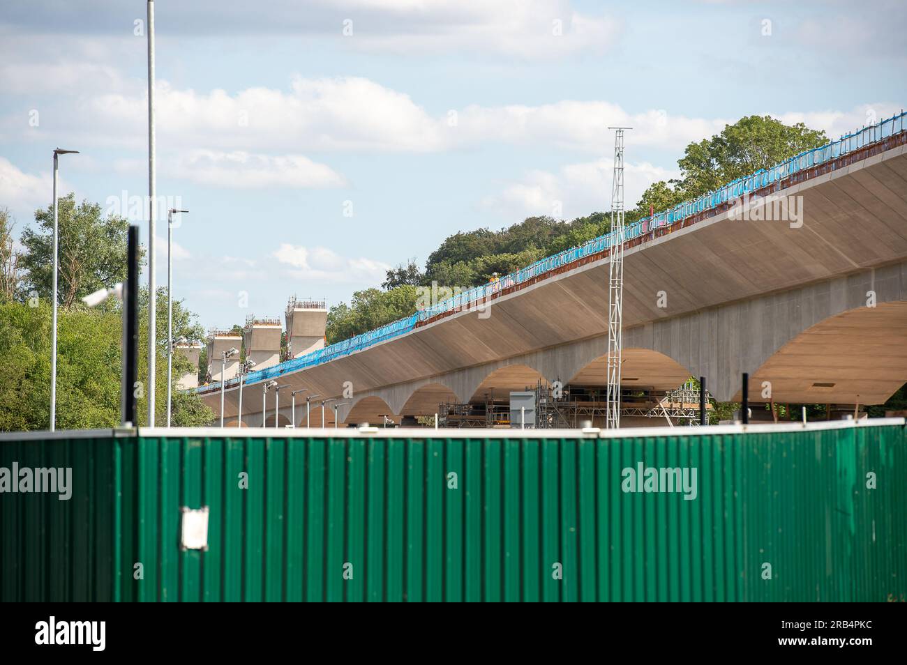 Denham, Buckinghamshire, Großbritannien. 6. Juli 2023. Bau des HS2 High Speed Rail Colne Valley Viaduct in Denham in Buckinghamshire. Das Viadukt erstreckt sich über mehr als 3 km über eine Reihe von Seen und Wasserstraßen zwischen Hillingdon und der M25. Es wird die längste Eisenbahnbrücke in Großbritannien sein. Das Projekt HS2 liegt nach wie vor weit über dem Budget und dem Zeitplan. Das Gebäude der Euston Station HS2 wurde von der Regierung für zwei Jahre auf Eis gelegt. Viele Leute sind der Meinung, dass das umweltschädliche Projekt gestrichen und stattdessen das Geld für den NHS verwendet werden sollte. Kredit: Maureen McLea Stockfoto