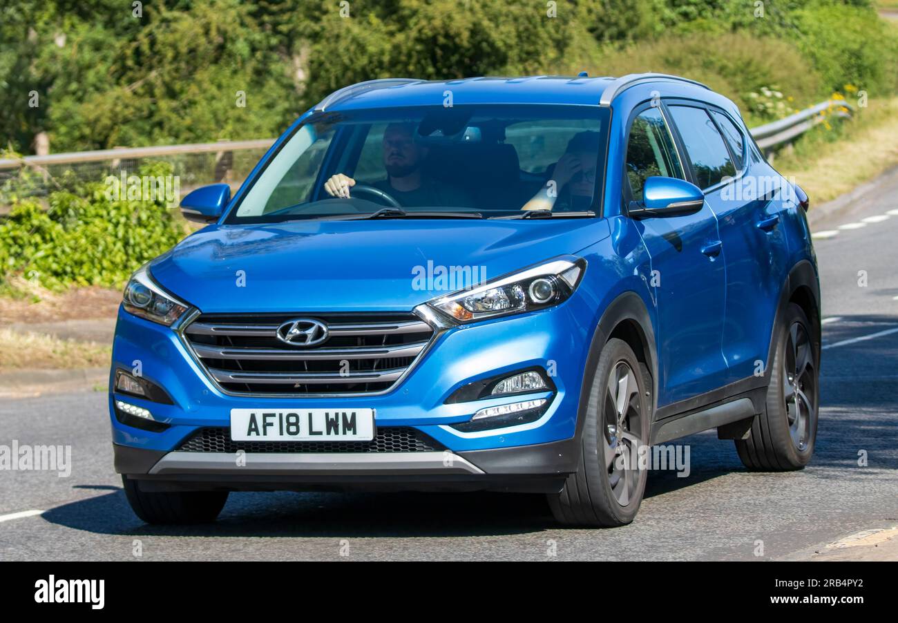 Milton Keynes, Großbritannien - Juli 7. 2023: Blauer HYUNDAI TUCSON-Wagen mit 2018 Pkw, der auf einer britischen Straße fährt Stockfoto