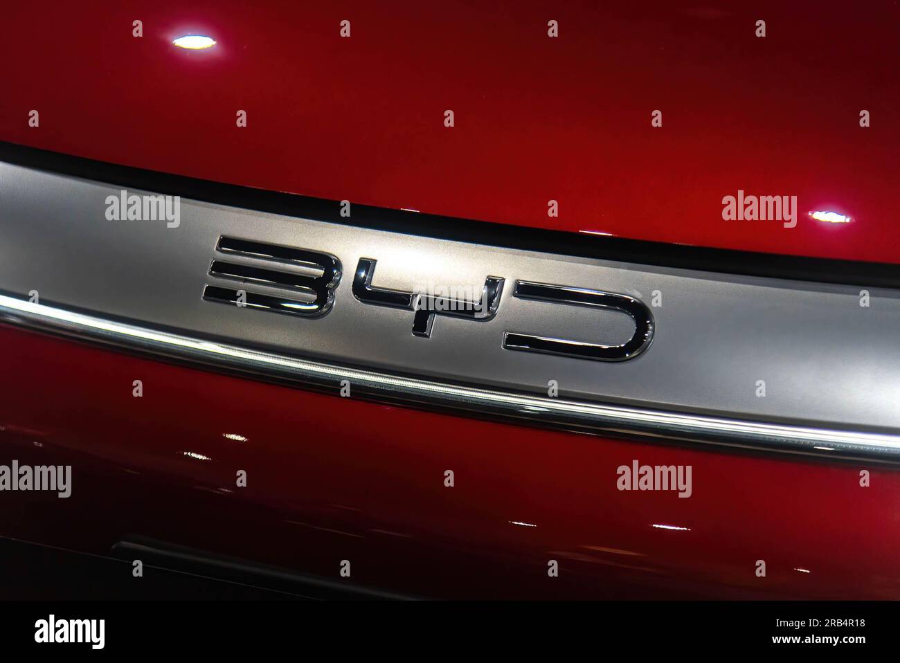 Bangkok, Thailand. 07. Juli 2023. Ein BYD-Logo, das auf der Thailand Fast Auto Show 2023 im Bangkok International Trade and Exhibition Center (BITEC) zu sehen ist. Kredit: SOPA Images Limited/Alamy Live News Stockfoto