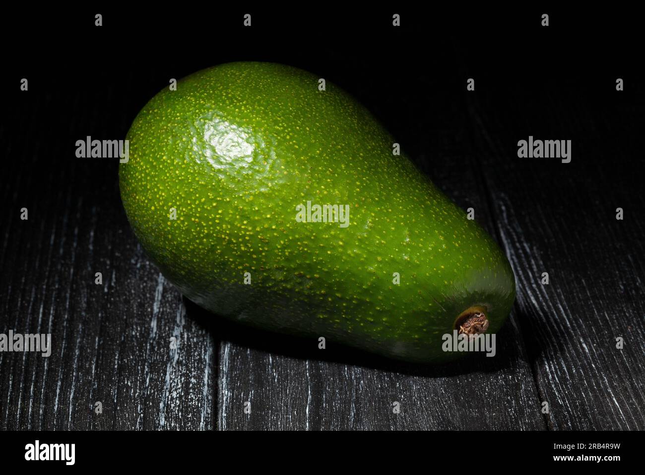 Eine Avocado auf Holzhintergrund Stockfoto