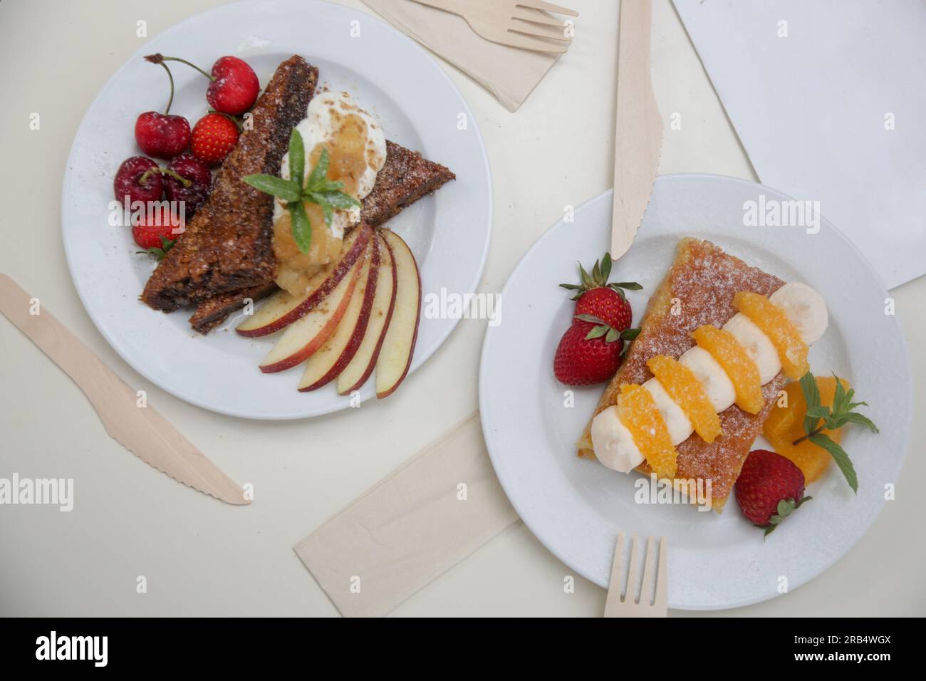Wunderschön dekoriertes Stück Kuchen mit frischem Obst auf dem Tisch im Café Stockfoto