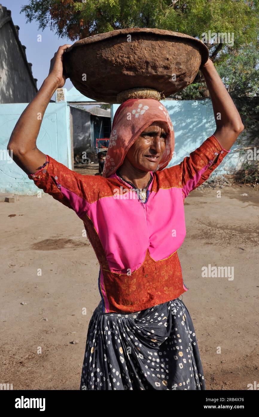 Gujarat. Rann von Kutch. Mengalstamm. Eine Frau Stockfoto