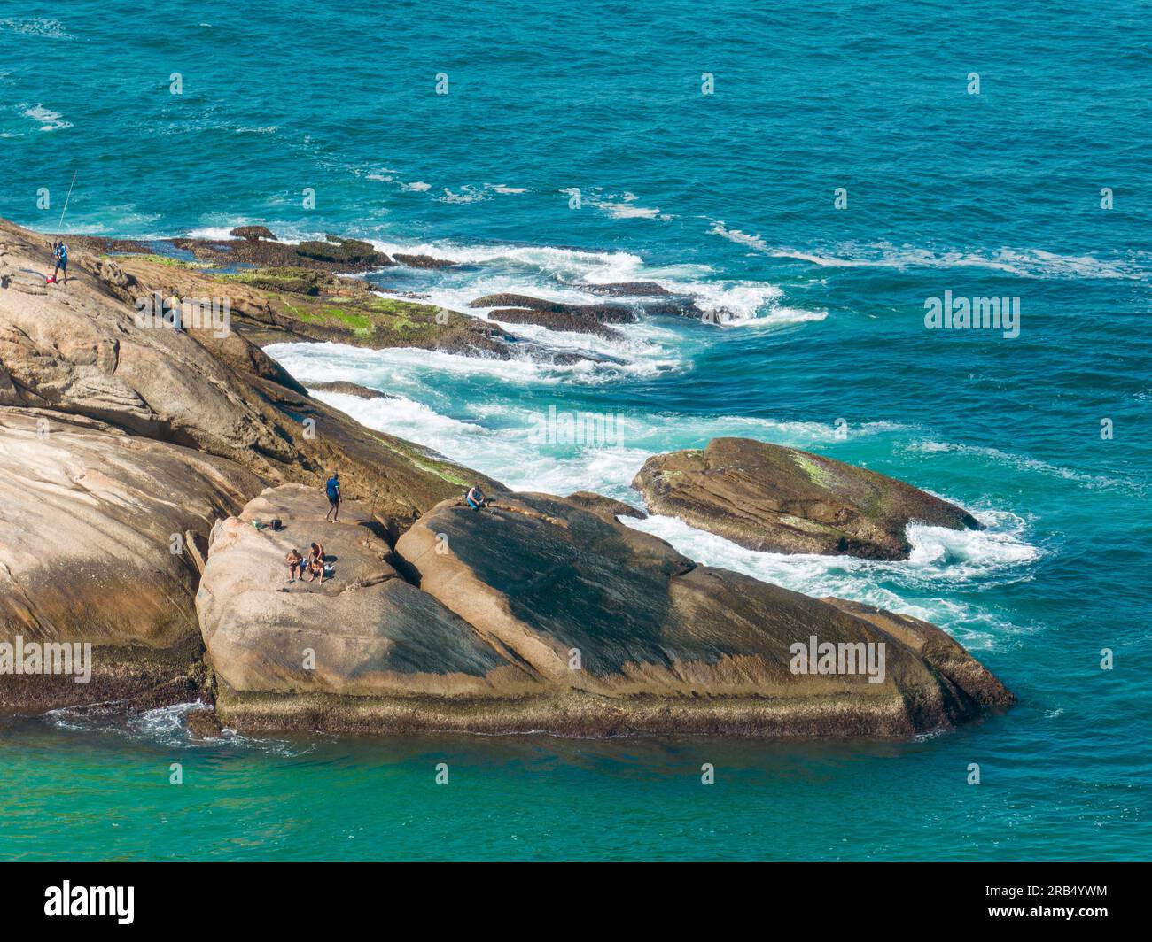 Blick auf Pedra do Arpoador und den Fischer aus der Vogelperspektive. Rio de Janeiro. Brasilien Stockfoto