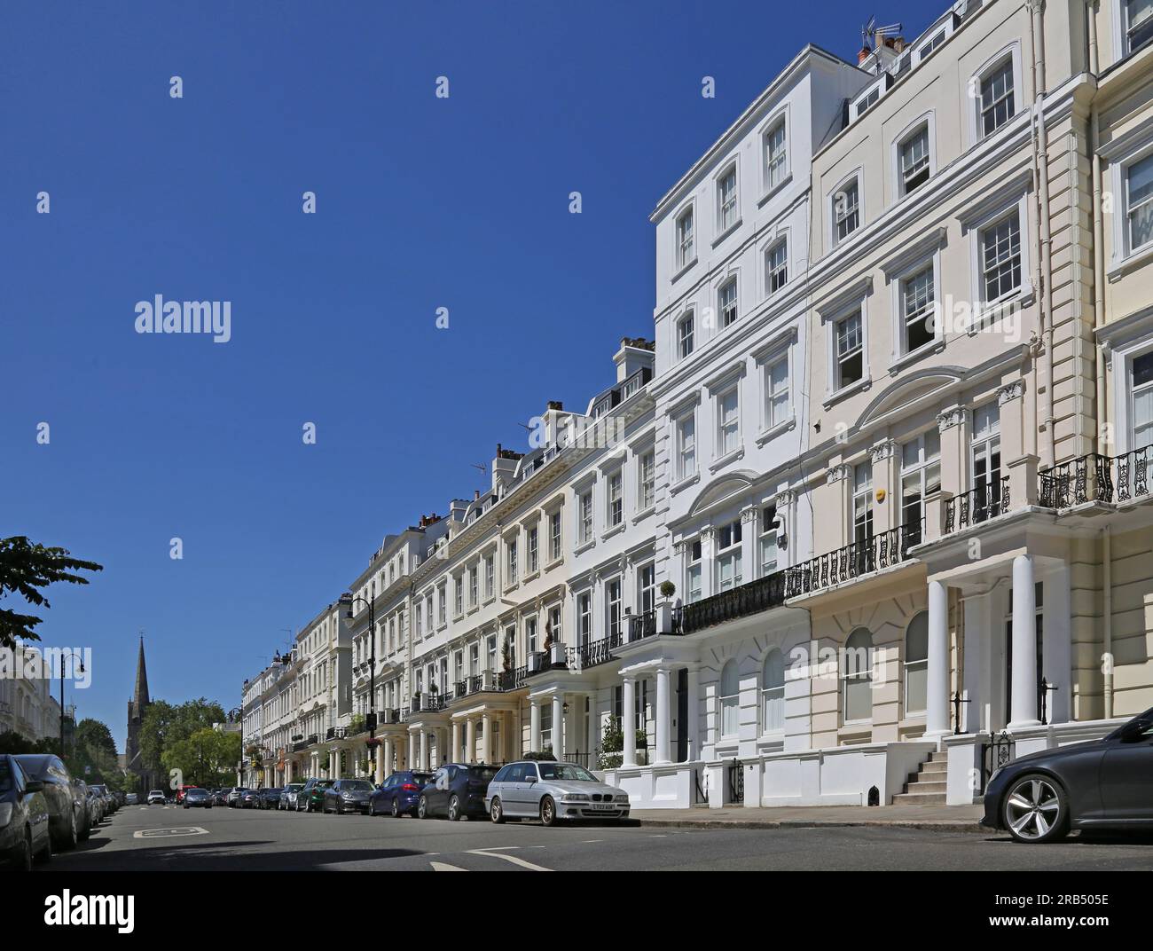 London, Vereinigtes Königreich: Luxushäuser in Kensington Park Gardens, Notting Hill Gate, einer der reichsten Gegenden Londons. Riesige Luxushäuser im Regency-Stil. Stockfoto