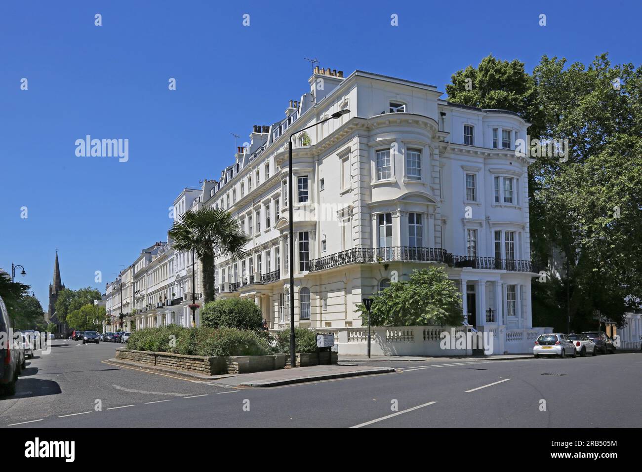 London, Vereinigtes Königreich: Luxushäuser in Kensington Park Gardens, Notting Hill Gate, einer der reichsten Gegenden Londons. Riesige Luxushäuser im Regency-Stil. Stockfoto