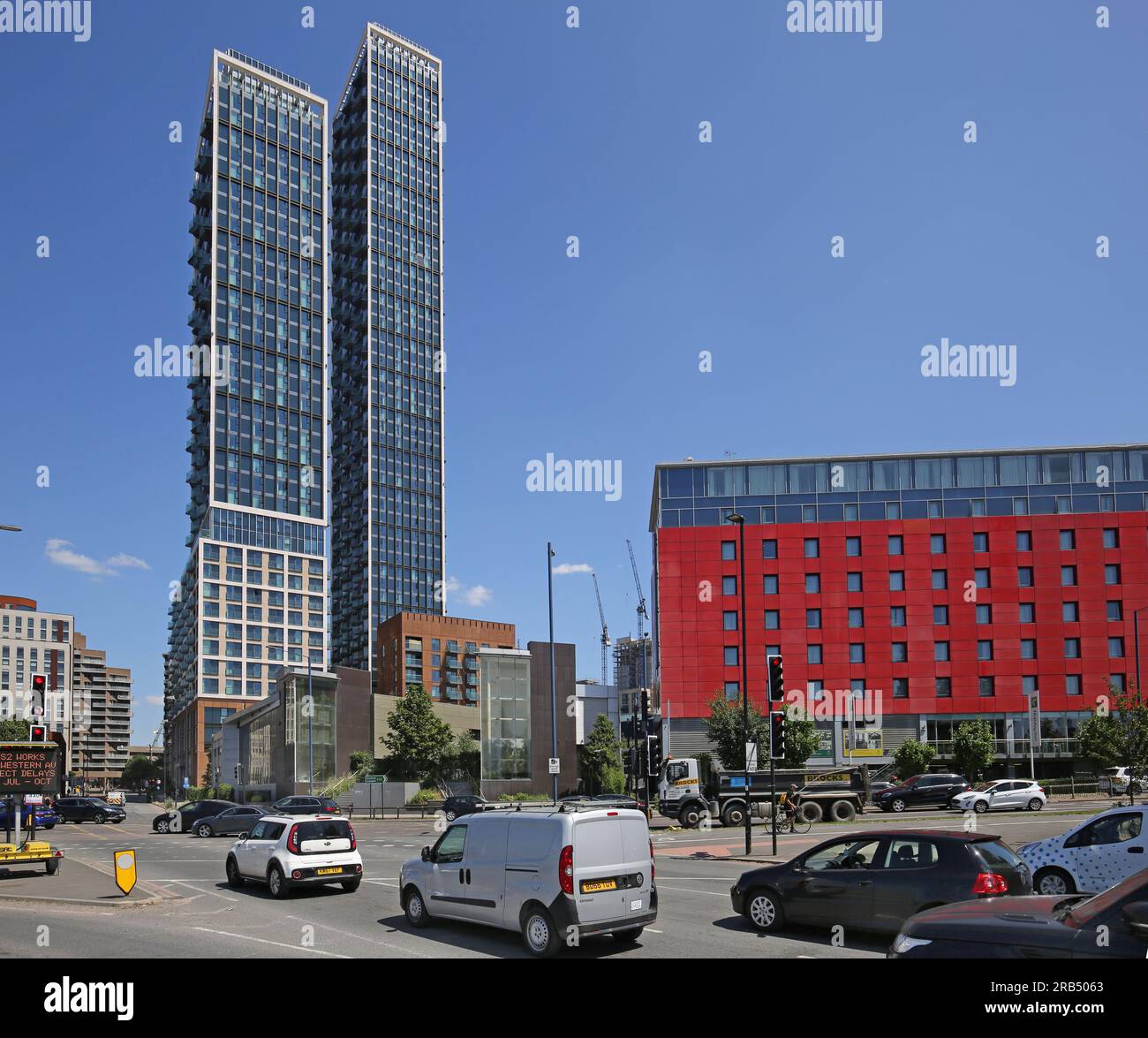 Die Doppeltürme von One West Point (links), ein neuer Apartmentblock neben der geschäftigen A40, North Acton, London, Großbritannien. Zeigt das Holiday Inn London West (rechts). Stockfoto