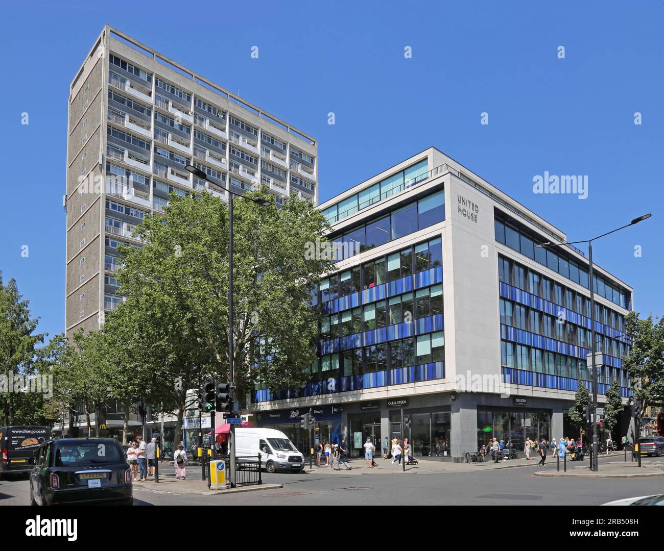 London, Großbritannien. Kreuzung Notting Hill Gate und Pembridge Road. Zeigt United House (rechts), Campden Hill Towers (links). Stockfoto