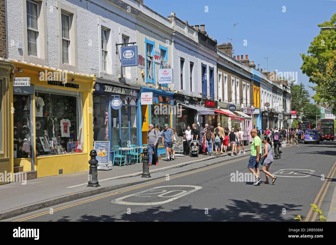 London, Vereinigtes Königreich: Geschäfte und Cafés an der Pembridge Road, Notting Hill Gate, einer der reichsten Gegenden Londons. Beschäftigt mit Leuten an einem heißen Sommertag. Stockfoto
