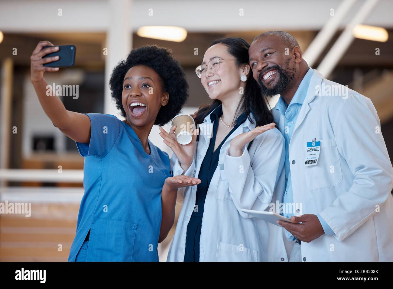 Diversität, glückliches Selfie von Ärzten, Chirurgen oder Notfallpersonal in Krankenhäusern, Kliniken oder medizinischen Einrichtungen. Asiatische Frau, schwarze Frau Stockfoto