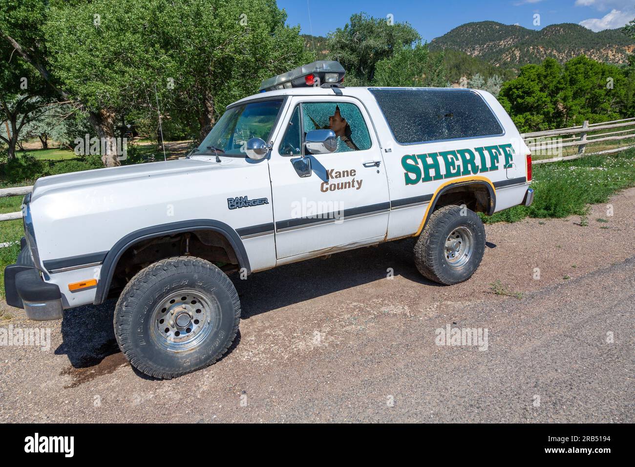 Orderville, USA - 17. Juli 2008: Kaputtes Fenster in einem Sheriffs-Auto in Kane County. Stockfoto